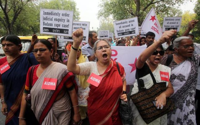 Διαδήλωση για τον βιασμό και τον φόνο των δύο κοριτσιών στην Ινδία