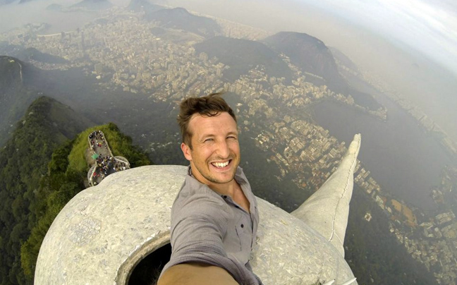 Η… απόλυτη selfie πάνω στο άγαλμα του Χριστού