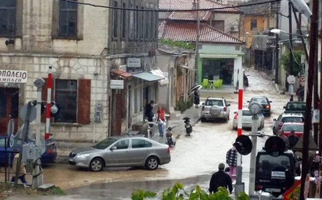 Σε ποτάμια μετατράπηκαν οι δρόμοι στο Σουφλί