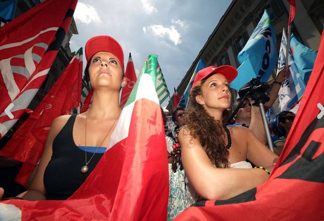 Χιλιάδες εργαζόμενοι σε τηλεφωνικά κέντρα διαδηλώνουν στη Ρώμη