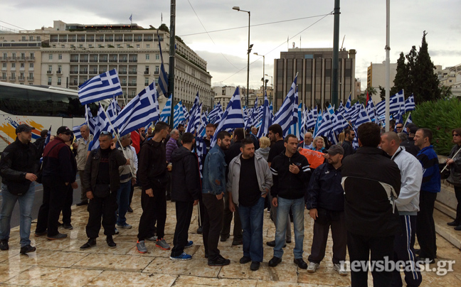 Έξω από τη Βουλή η συγκέντρωση των μελών της Χρυσής Αυγής