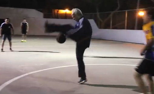 Ο «παππούς» που… μοίρασε σακούλες