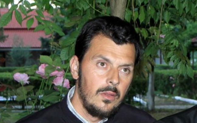 Ιερέας παίζει φλογέρα χωρίς φλογέρα…