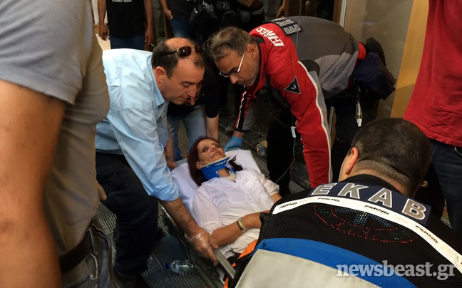 Ασθενοφόρο παρέλαβε την τραυματία στο υπουργείο Οικονομικών