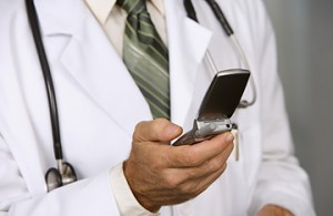 Γιατρός έστελνε σεξουαλικά μηνύματα κατά τη διάρκεια εγχειρήσεων