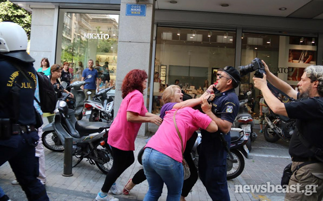 Βίντεο και φωτογραφίες από τις συγκρούσεις στο υπουργείο Οικονομικών