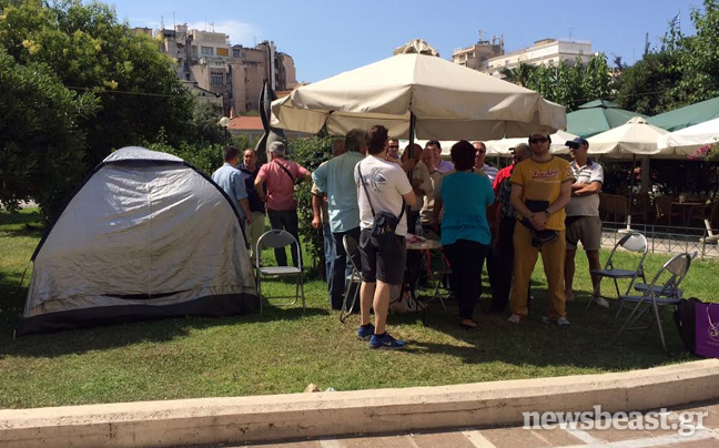 Κατασκήνωσαν οι δημοτικοί αστυνομικοί στην πλατεία Κλαυθμώνος