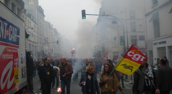 Συμπλοκές απεργών με τη γαλλική αστυνομία