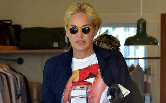 Η Sharon Stone άβαφη και με σορτς