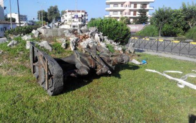 Άγνωστοι γκρέμισαν τον ανδριάντα του “Εύζωνα” στην Άρτα