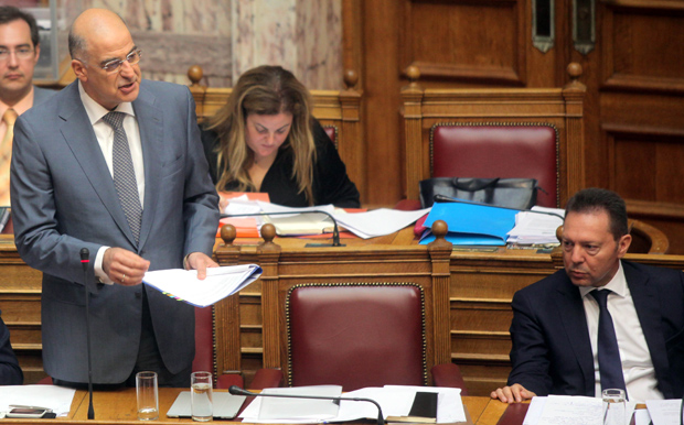 Προς σύγκρουση Δένδιας-Στουρνάρας για τα κόκκινα δάνεια