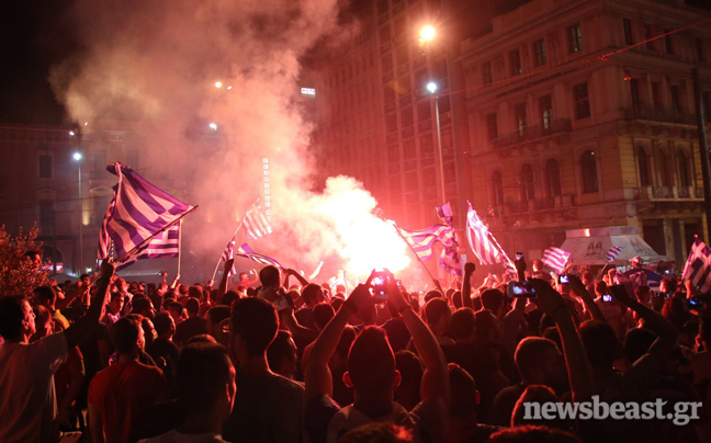 Φωτογραφίες από τους ξέφρενους πανηγυρισμούς στην Ομόνοια