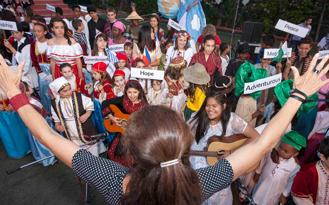 Ένα διεθνές σχολείο στην Αθήνα μάς ταξιδεύει στους «πολιτισμούς του κόσμου»