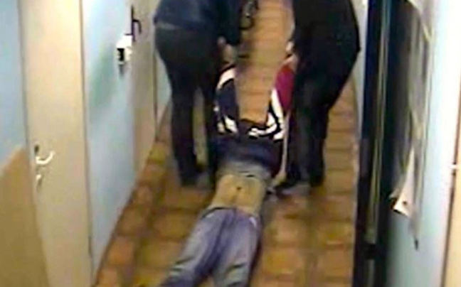 Αστυνομικοί σέρνουν στο πάτωμα κρατούμενο σε κώμα