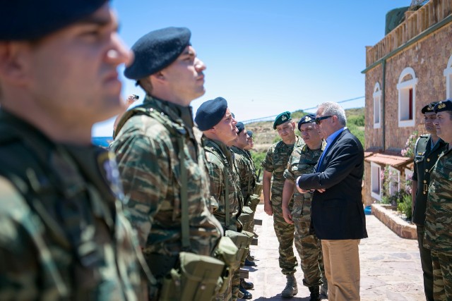 Στρατεύματα στη Λάρισα επισκέπτεται ο Αβραμόπουλος