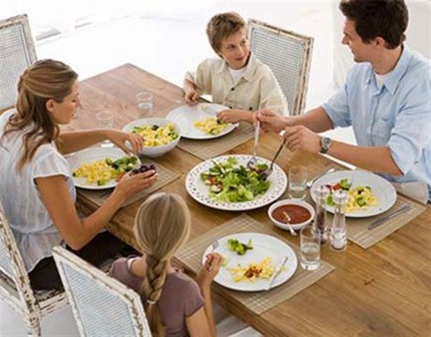 Τα οικογενειακά γεύματα «ασπίδα» κατά της παιδικής παχυσαρκίας