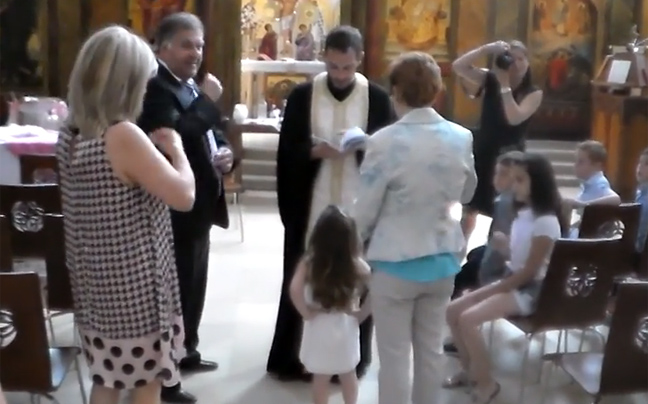 Ιερέας διέκοψε τη βάπτιση επειδή αρνήθηκε το παιδί