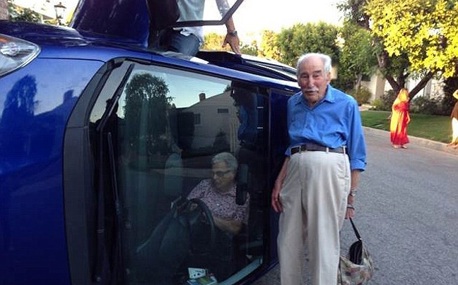 Η γιαγιά εγκλωβισμένη στο αμάξι και ο παππούς ποζάρει!