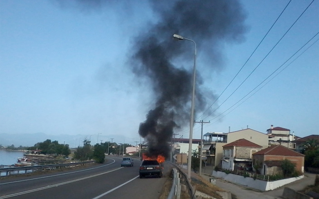 Αυτοκίνητο πήρε φωτιά στην εθνική οδό