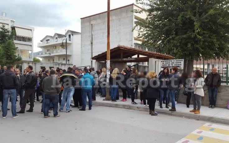 Σε εξέλιξη συγκέντρωση γονέων σε σχολείο της Λαμίας ενάντια στη φοίτηση προσφυγόπουλων