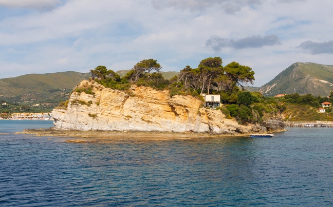 Τραυματίστηκε κάνοντας βουτιά από το βράχο