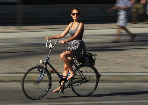 Το απίθανο κόλπο για να ανεβαίνουν οι γυναίκες με φούστα σε ποδήλατο