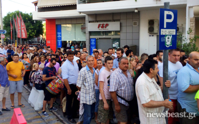 Ουρά 600 ατόμων για μπαζάρ προϊόντων στα Πατήσια