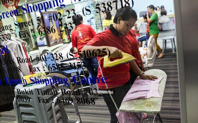Οικιακές βοηθοί… στολίζουν βιτρίνες πολυκαταστήματος στη Σιγκαπούρη