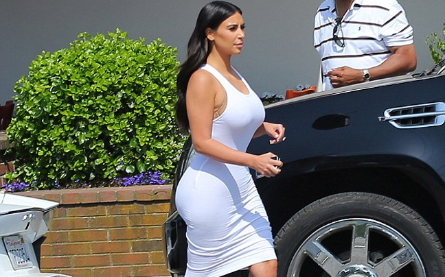 Η Kim Kardashian φοράει μόνο εφαρμοστά φορέματα