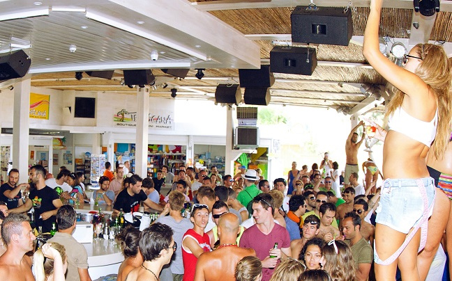 Το Tropicana Beach Bar Restaurant ξέρει από party!