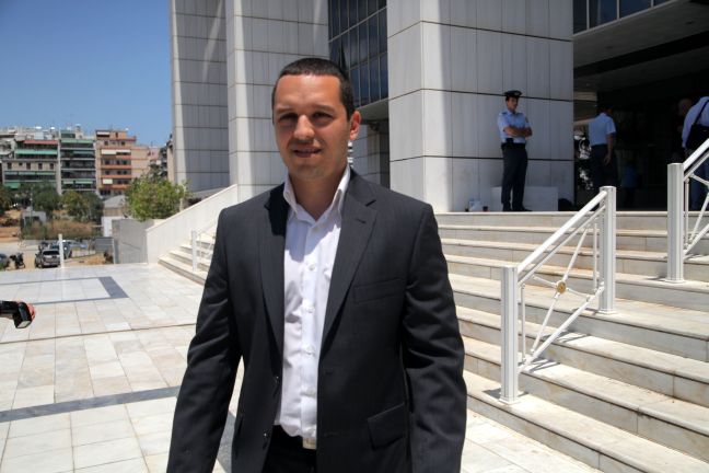 Χωρίς χειροπέδες, συνοδεία αστυνομικών οι χρυσαυγίτες