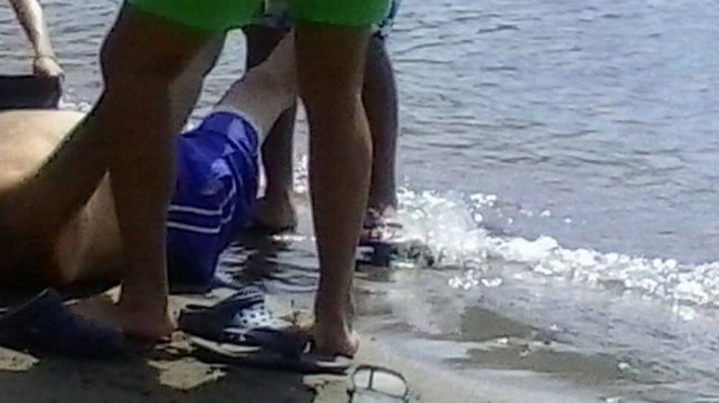 Περιπέτεια για 19χρονο που κοιμήθηκε σε στρώμα και τον παρέσυρε η θάλασσα στη Λούτσα