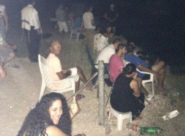 Ισραηλινοί σε παραλία πίνουν μπύρες και βλέπουν τους βομβαρδισμούς