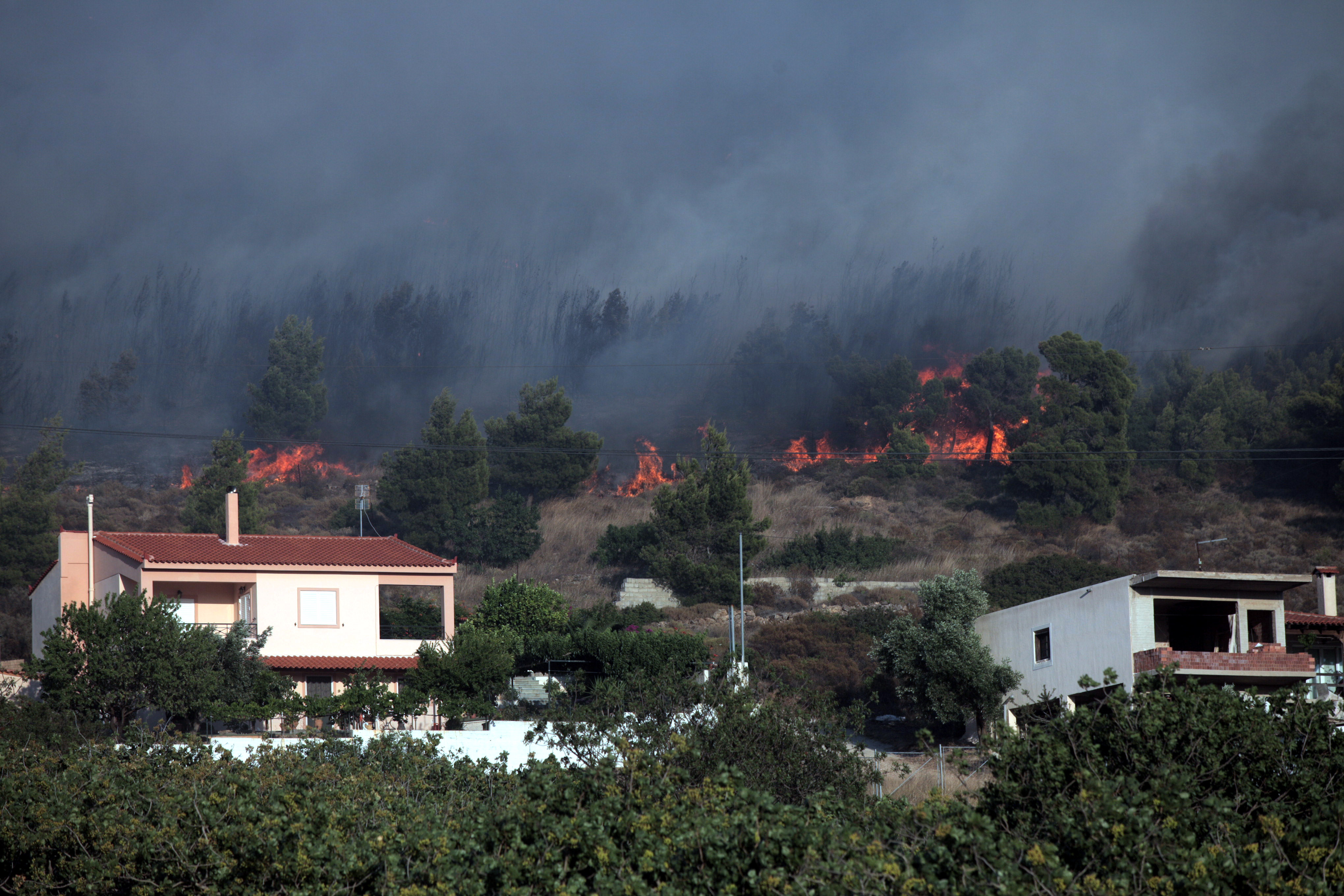 «Τουλάχιστον δύο κατοικίες στις φλόγες στην περιοχή της Κερατέας»