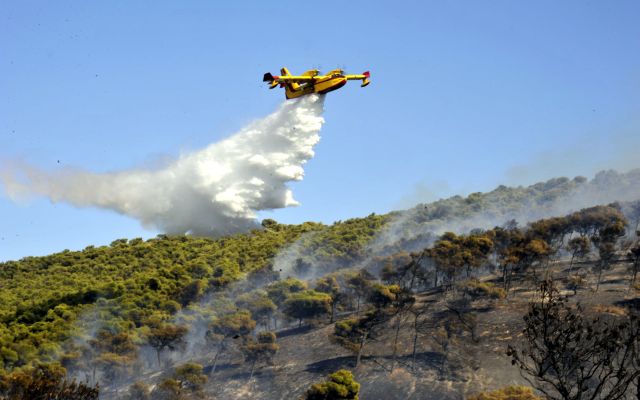 Συνεχίζεται η μάχη με τις φλόγες στην Κερατέα