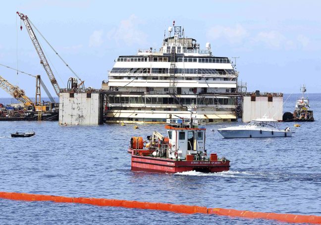 Ανελκύεται το Costa Concordia