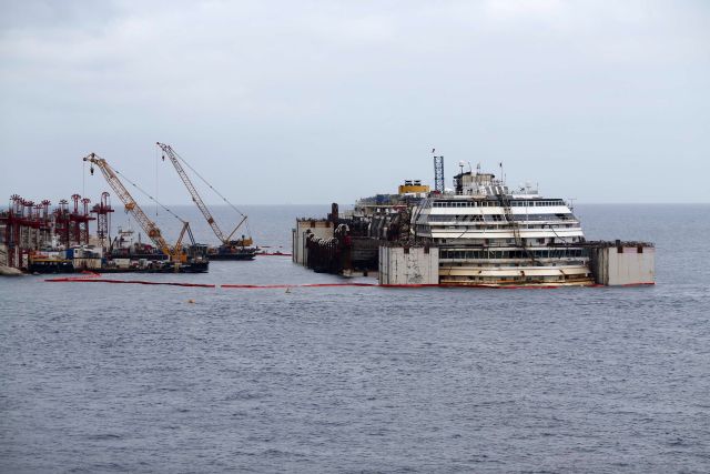 Επιπλέει ξανά το Costa Concordia