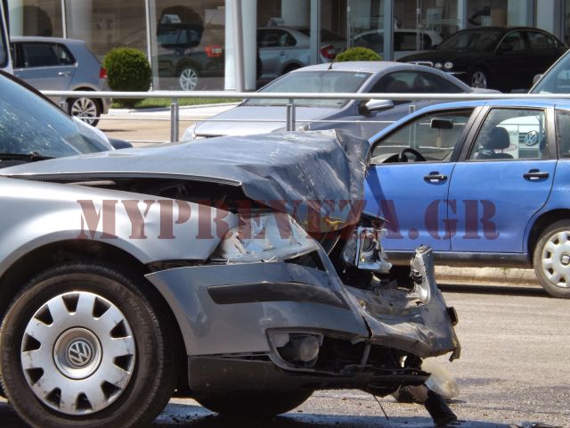 Μετωπική σύγκρουση με τραυματισμό στην Πρέβεζα