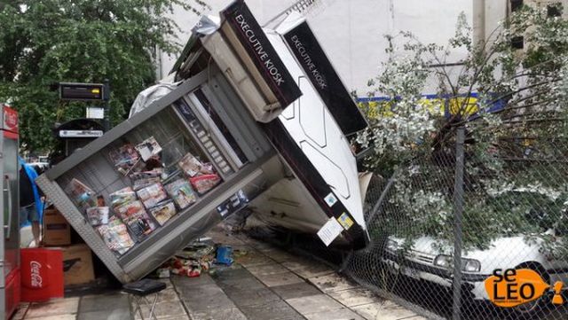 Δέντρο έπεσε πάνω σε περίπτερο στη Θεσσαλονίκη