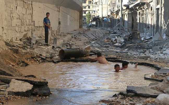 Τα παιδιά της Συρίας κολυμπούν σε… «πισίνες»-κρατήρες