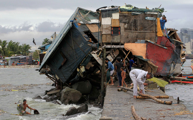 Επιστρέφουν στα σπίτια τους Φιλιππινέζοι μετά το πέρασμα του τυφώνα