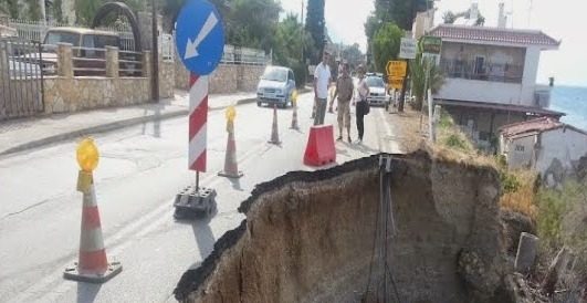 Κατέρρευσε τμήμα της παλαιάς εθνικής οδού Κορίνθου-Πατρών