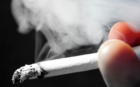 Οι επιζώντες από καρκίνο δεν κόβουν το τσιγάρο