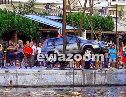 Αυτοκίνητο έπεσε στη θάλασσα στην Κάρυστο