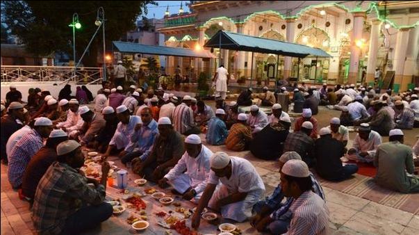 Βουλευτής στην Ινδία προσπαθούσε να αναγκάσει μουσουλμάνο να φάει