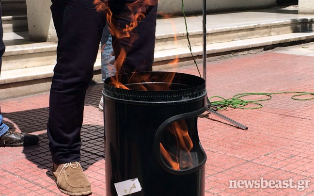 Έκαψαν τα χαρτιά της αξιολόγησης έξω από το υπουργείο Υγείας