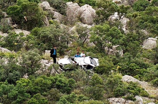 Πατέρας και γιος έπεσαν με Ι.Χ. σε γκρεμό