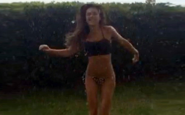 Η Κολέτσα χορεύει με το μαγιό της στη βροχή