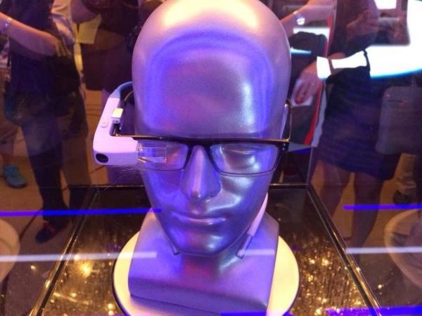«Έξυπνα» γυαλιά και από τη Lenovo
