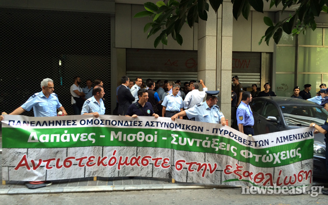 Διαμαρτύρονται οι αστυνομικοί στο υπουργείο Οικονομικών